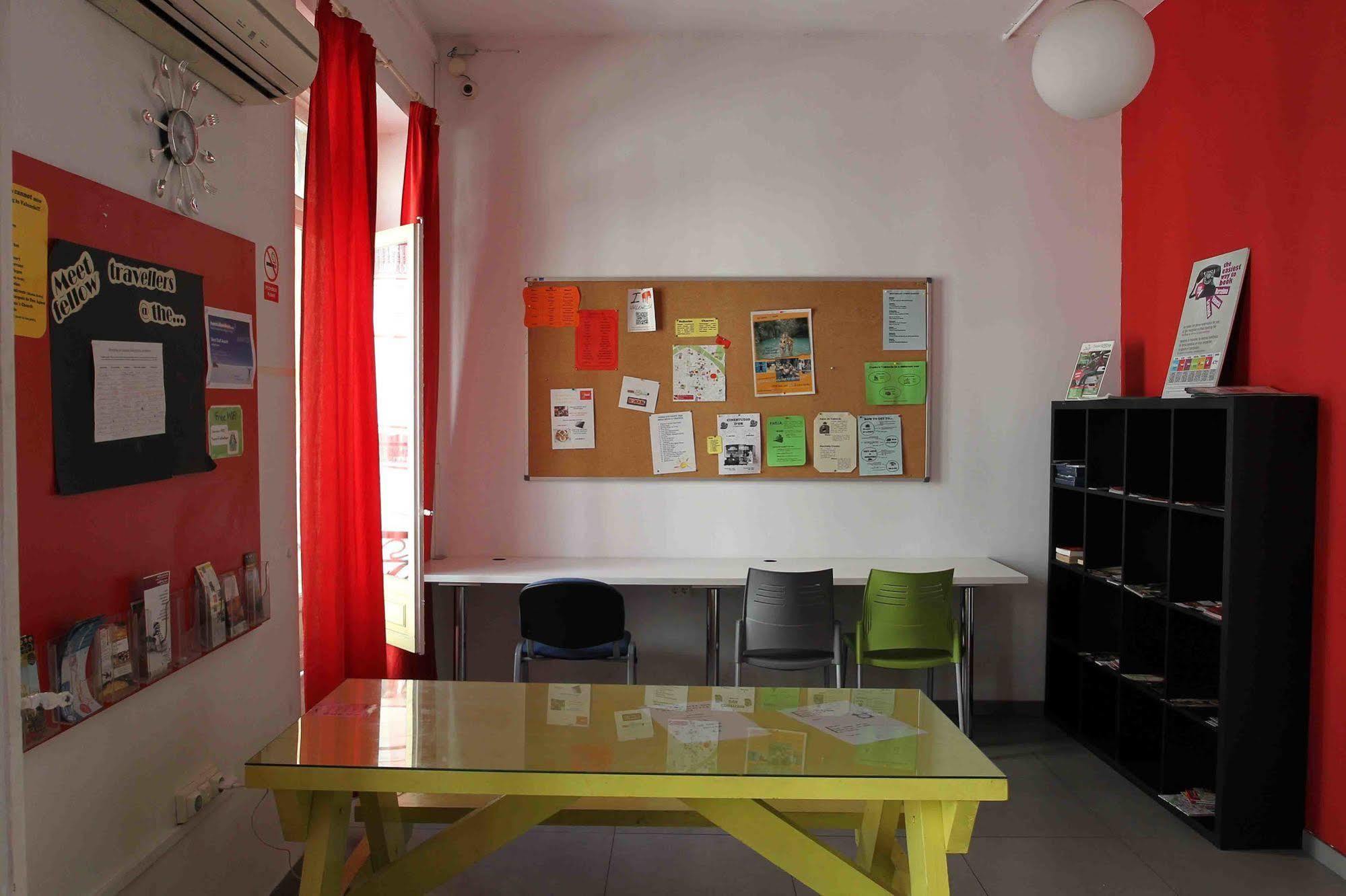 ולנסיה Red Nest Hostel מראה חיצוני תמונה