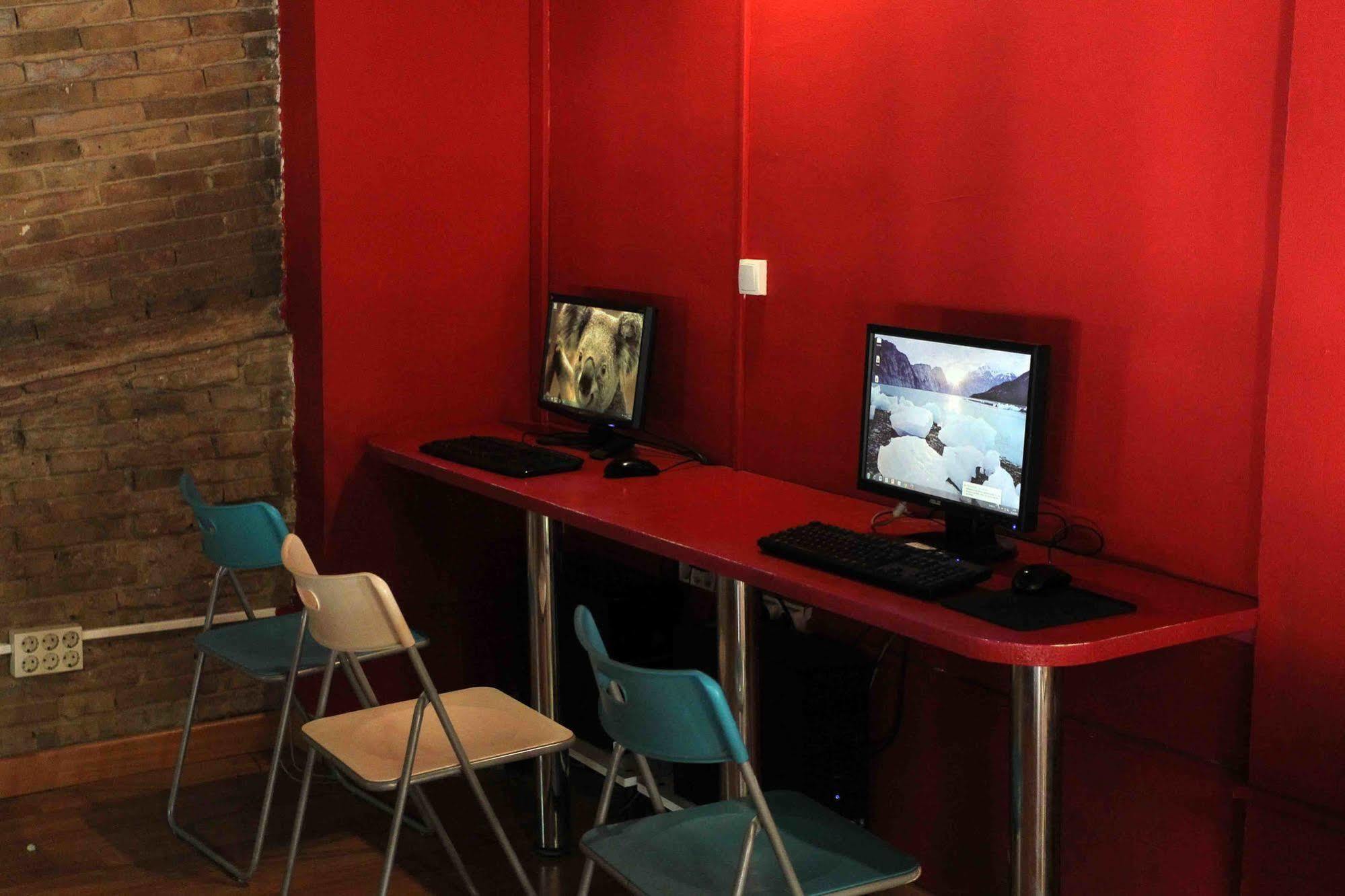 ולנסיה Red Nest Hostel מראה חיצוני תמונה